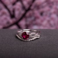 Miaенски Carat Carat T.G.W. Тркалезно се создадоа Руби и Карат Т.В. Дијамант 10kt Бело злато невестински прстен